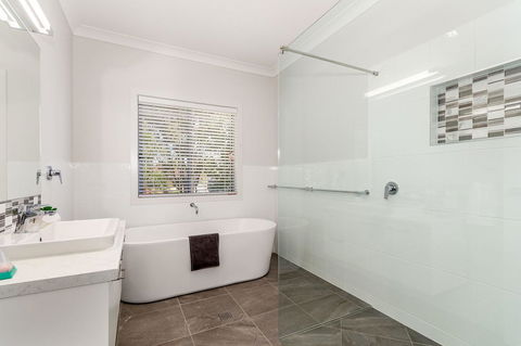 Stunning Canal Home Oh So Close To The Waterfront - Accommodation Brunswick Heads 1