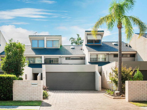 15 'The Moorings', 4 Cromarty Road - Stunning With Water Views & Pool - Accommodation Brunswick Heads 0