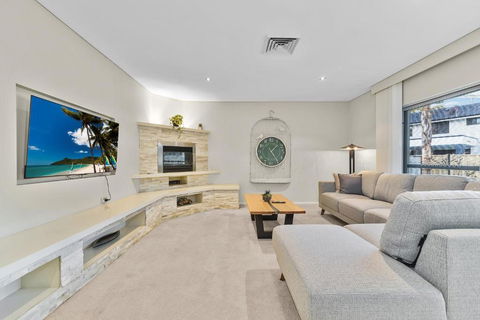 Beautiful House In Sylvania Waters - Accommodation Brunswick Heads 3