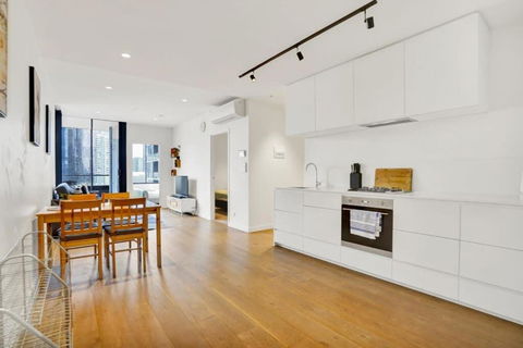 Central 15th Floor Apt Near Flagstaff & QV Market - Accommodation Brunswick Heads 3