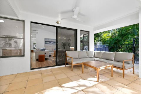 Central Tropical Oasis With Pool - Accommodation Brunswick Heads 2