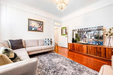Charming 2-Bed Home Near Enmore Theatre - Accommodation Brunswick Heads 1