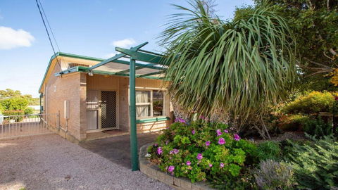 Coastal Drift - Escape To Coastal Bliss At This 3 - Bedroom Holiday Rental In Coffin Bay! - Accommodation Brunswick Heads 3