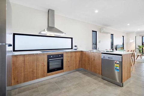 DAYDREAMING Airlie Beach, Water Views & Only 200m To Boardwalk. - Accommodation Brunswick Heads 4