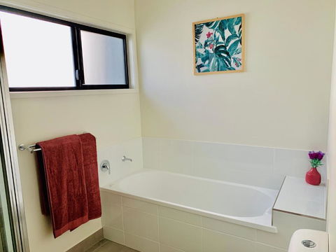 DAYDREAMING Airlie Beach, Water Views & Only 200m To Boardwalk. - Accommodation Brunswick Heads 3