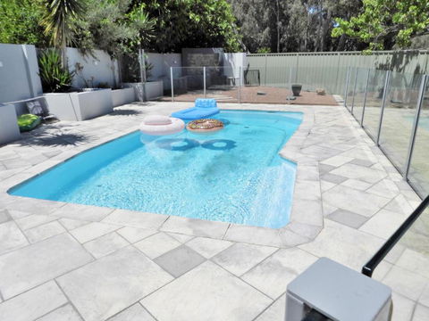 Deluxe Modern Family Home With Pool - Accommodation Brunswick Heads 4