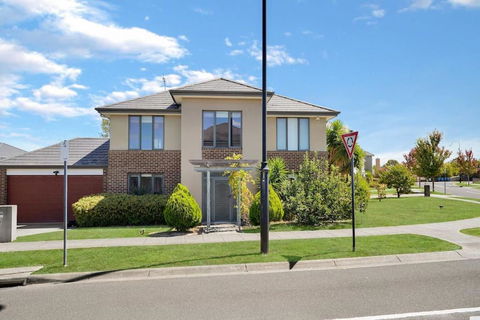 Deluxe Family Montpellier Gardens Estate - Burwood - Accommodation Brunswick Heads 1