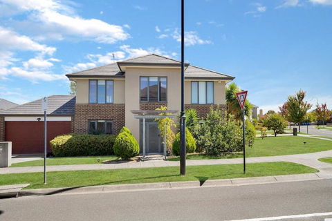 Deluxe Family Montpellier Gardens Estate - Burwood - Accommodation Brunswick Heads 0