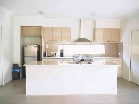 4 Bed 2 And A Half Bath Luxury Villa In Point Cook - Accommodation Brunswick Heads 1