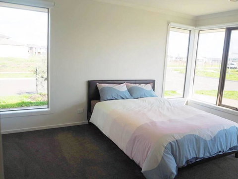 5Bed 2Bath Family House In Werribee - Accommodation Brunswick Heads 2