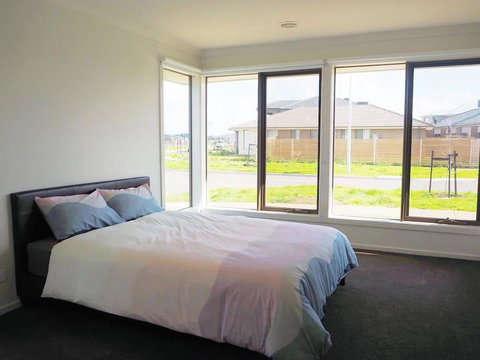 5Bed 2Bath Family House In Werribee - Accommodation Brunswick Heads 1
