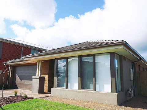 5Bed 2Bath Family House In Werribee - Accommodation Brunswick Heads 0