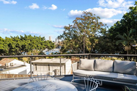 Executive 2BR Apt With Balcony Near Yarranabbe Park - Accommodation Brunswick Heads 1