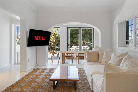 Executive 2BR Apt With Balcony Near Yarranabbe Park - Accommodation Brunswick Heads 0