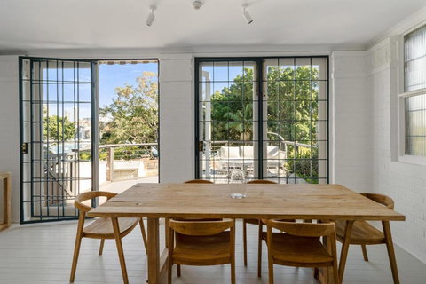 Executive 2BR Apt With Balcony Near Yarranabbe Park - Accommodation Brunswick Heads 4