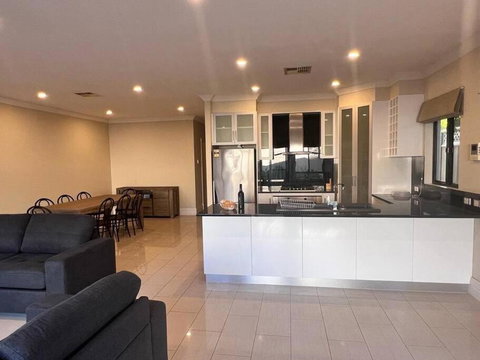 Executive Villa Close To CBD With Spa - Accommodation Brunswick Heads 2