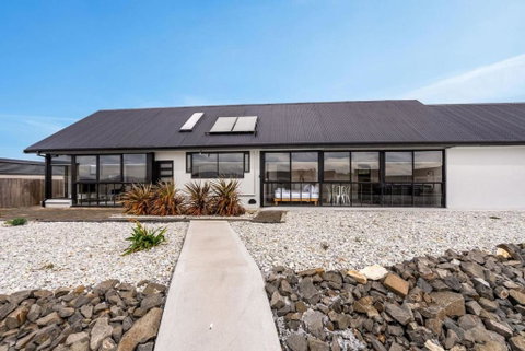 Expansive River-View Oasis - Accommodation Brunswick Heads 0