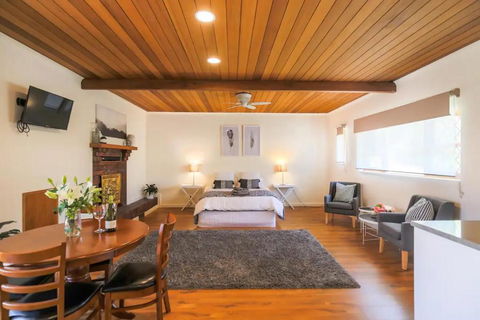 Hahndorf Lodge Pioneer Suite - Main Street Hahndorf On Site Secure Parking - Accommodation Brunswick Heads 1