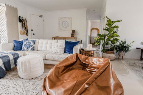 HEART OF BURLEIGH Holiday Villa - Perfect Location With Pools - Accommodation Brunswick Heads 2