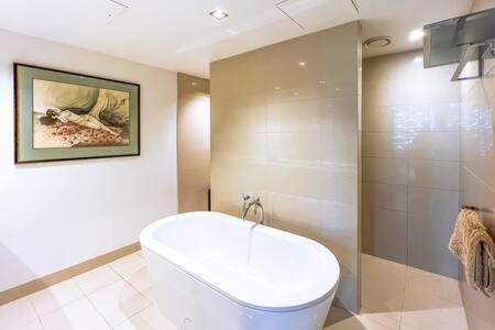 Luxury 4B Docklands Penthouse Water City Views - Accommodation Brunswick Heads 3