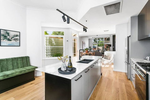 MANHATTAN STYLE 3 STORY LUXURY IN ST PETERS - Accommodation Brunswick Heads 0