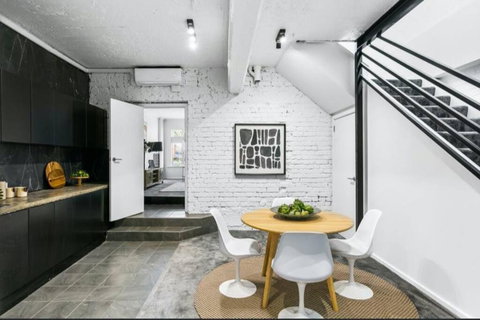 MANHATTAN STYLE 3 STORY LUXURY IN ST PETERS - Accommodation Brunswick Heads 1
