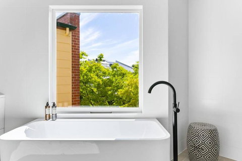 MANHATTAN STYLE 3 STORY LUXURY IN ST PETERS - Accommodation Brunswick Heads 2