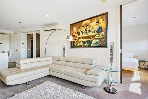 Maribyrnong Marvel Charm With Cityscape Bliss - Accommodation Brunswick Heads 1