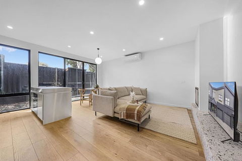 Mia-2B2B-Exceptional Style Living In Brighton East - Accommodation Brunswick Heads 0