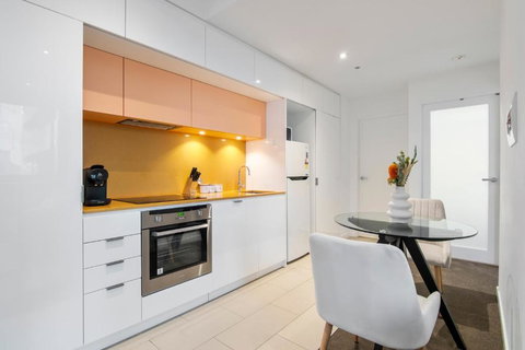 Modern 2BR Apt W City Views, Balcony & Wi-Fi - Accommodation Brunswick Heads 1