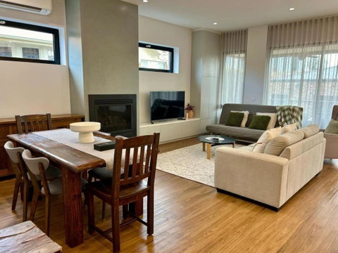 Modern Home - Gr8 4 Groups - Accommodation Brunswick Heads 3