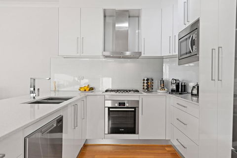 Modern Scarborough Townhouse - Accommodation Brunswick Heads 2