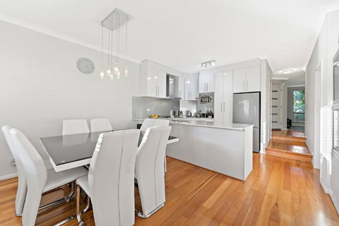 Modern Scarborough Townhouse - Accommodation Brunswick Heads 0