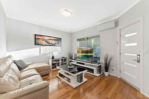 Modern Scarborough Townhouse - Accommodation Brunswick Heads 1