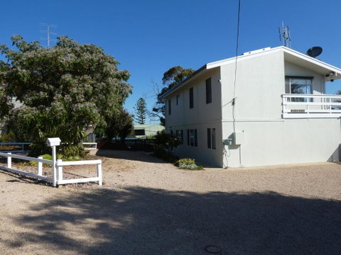 Moonta Bay Stylish Large Home 3 Min Walk From Beach And Jetty - Accommodation Brunswick Heads 1