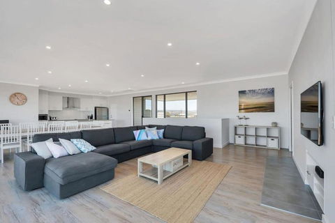 Nauticus - 82 Surfers Parade Middleton - BYO Linen - Accommodation Brunswick Heads 2