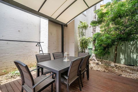 Newtown Nest - Chic Terrace Living Off King Street - Accommodation Brunswick Heads 2