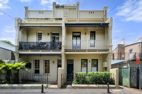 Newtown Nest - Chic Terrace Living Off King Street - Accommodation Brunswick Heads 3