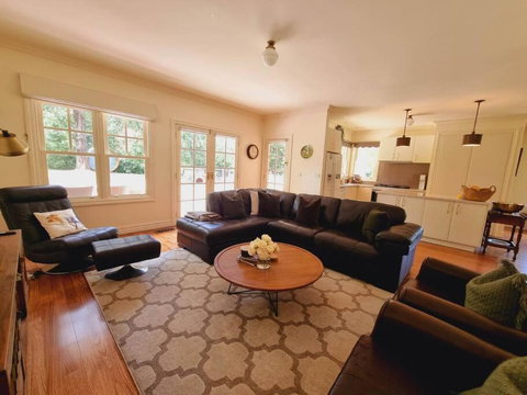 Noonan House, 5 Bedrooms. Hop & Skip To Town - Accommodation Brunswick Heads 2