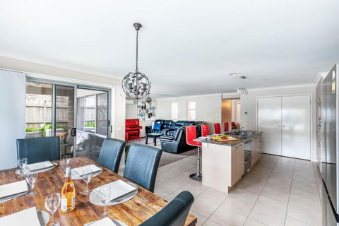 Oakdean Resort- Pool, Spa, Beach, Sleep 10 - Accommodation Brunswick Heads 2