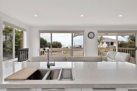 Ocean View 12 Corcoran Ave Goolwa Beach - BYO Linen - Accommodation Brunswick Heads 3
