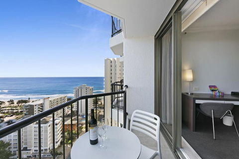 Ocean View 2-Bed Studio In The Heart Of Surfers - Accommodation Brunswick Heads 0