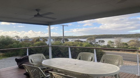 Off The Net - New Listing - Esplanade Property With Views Of The Channel - Accommodation Brunswick Heads 1