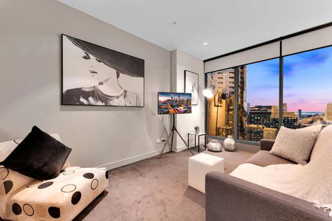 Opulent Level 25 Condo With Breathtaking Views - Accommodation Brunswick Heads 3