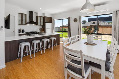 Oriana Grande- 5 Bdrm Sleeps 14 Beach View Wifi - Accommodation Brunswick Heads 3