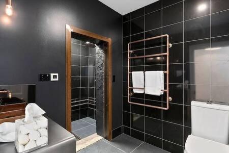 Outstanding Quality Renovation Inner City Home - Accommodation Brunswick Heads 3