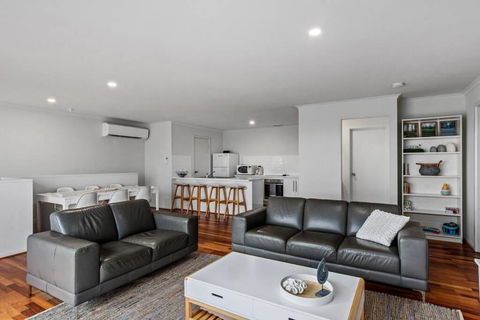 One Merino Panoramic Beach House Modern Sleeps 10 - Accommodation Brunswick Heads 2