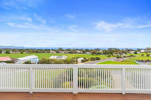One Merino Panoramic Beach House Modern Sleeps 10 - Accommodation Brunswick Heads 3