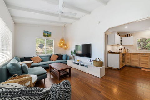 Peaceful And Renovated Original Beach House With Sweeping Views Of Gracetown - Accommodation Brunswick Heads 3