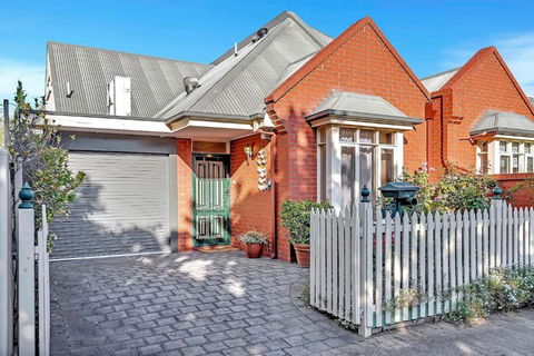 Picket Fence Cottage - Steps From Adelaide Oval - Accommodation Brunswick Heads 0